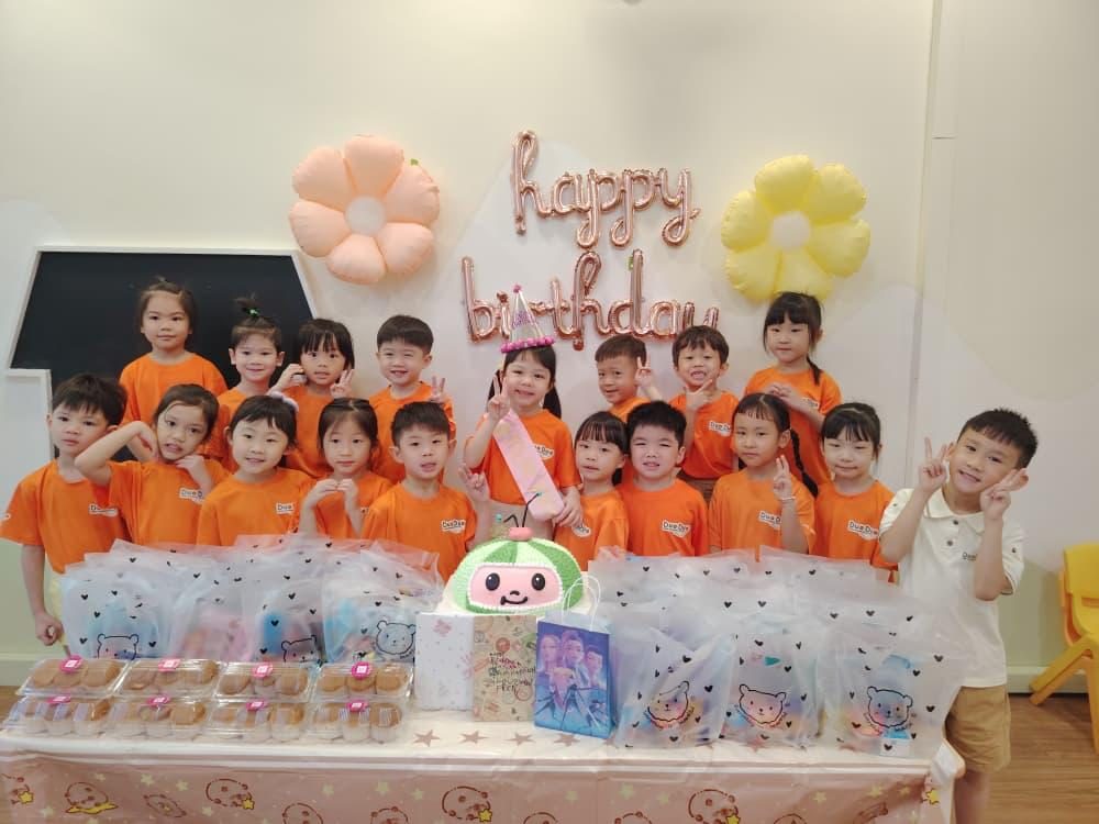 DuoDuo Educare children celebrating a classmate's birthday