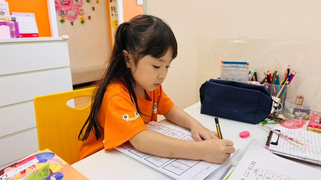 女孩在多多学堂安亲班练习写华文字